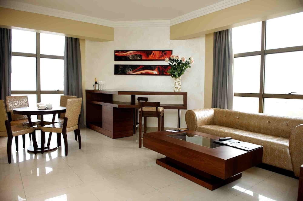 The Avenue Suites 25/46