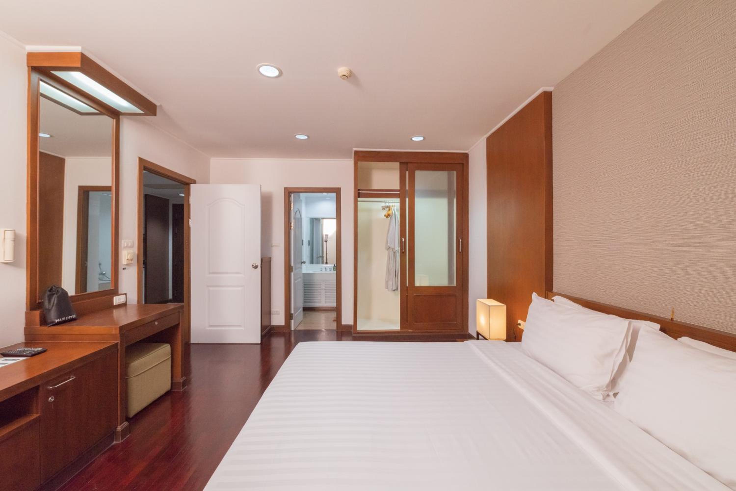 1 Bedroom, Junior Suite, King Bed, Resident Building