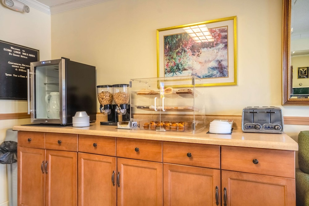 Econo Lodge Inn & Suites Windsor Locks Bradley Airport 24/25