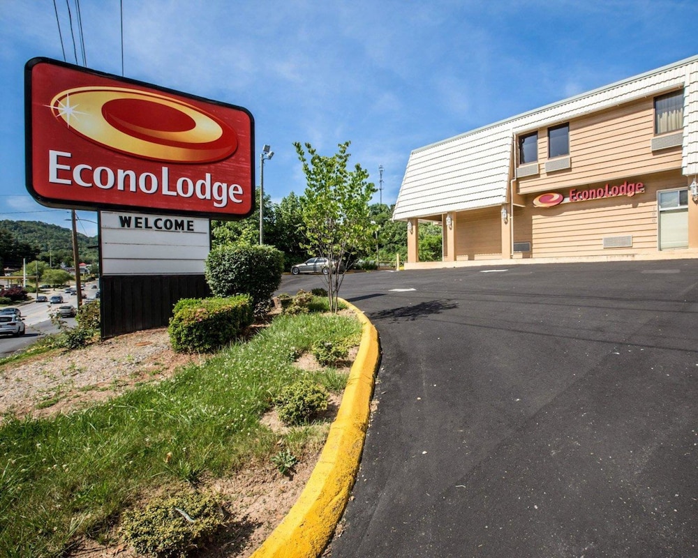 Econo Lodge Biltmore 27/27