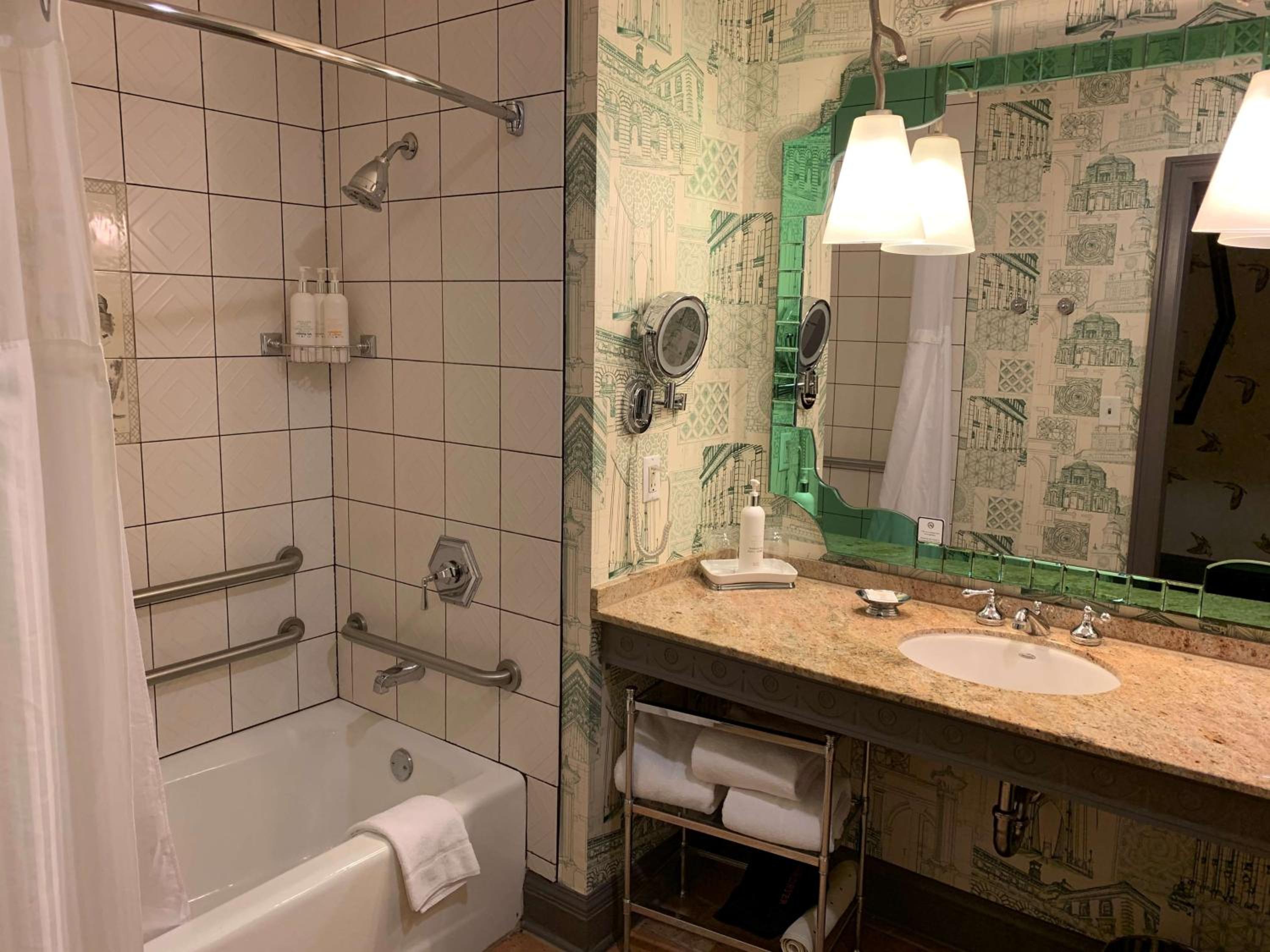 Suite, King Bed, Bath and Shower, Accessible، Royal Sonesta Portland Downtown 5/7