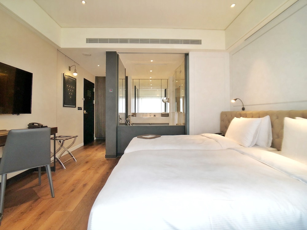 DELUXE, KING BED