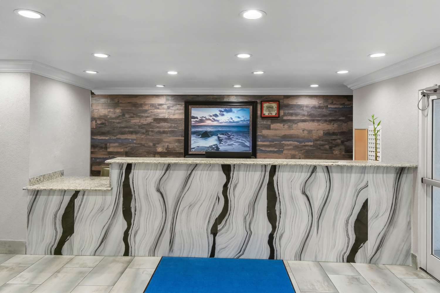 Surestay Plus Hotel By Best Western Benbrook Ft Worth 3/16