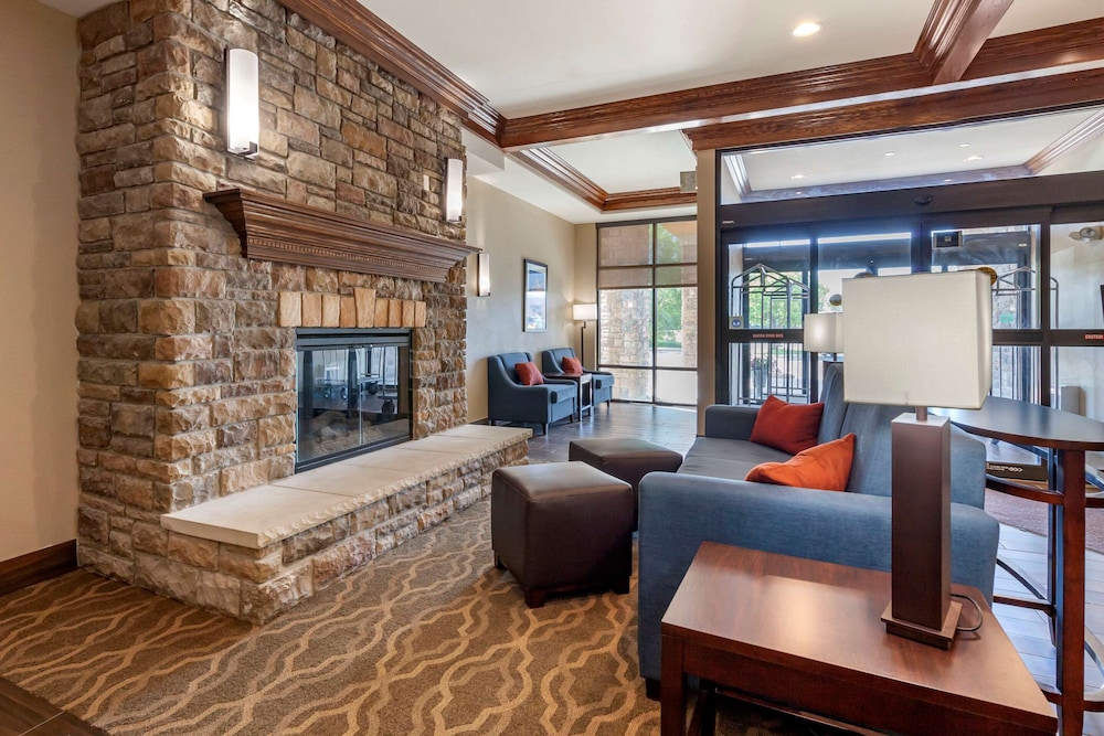 Comfort Suites Oshkosh, WI 16/32