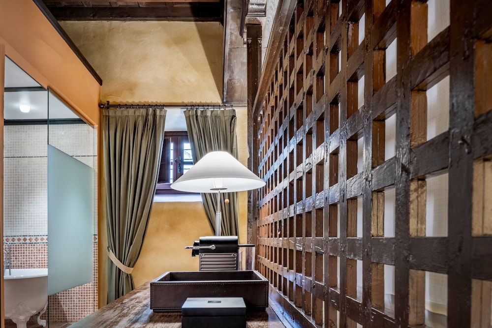 Hotel Palacio de Santa Paula Autograph Collection 40/42