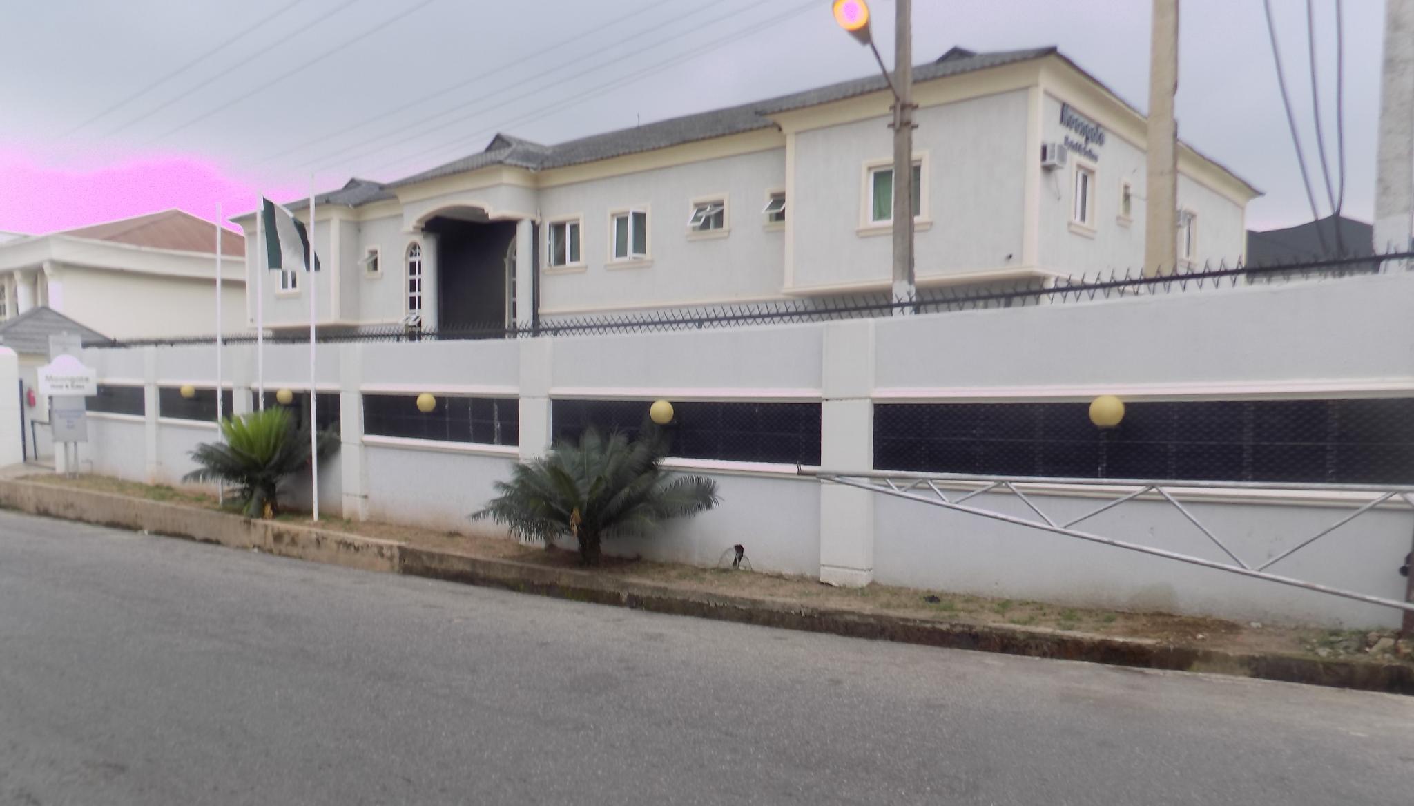 Moongate Hotel And Suites 1/6