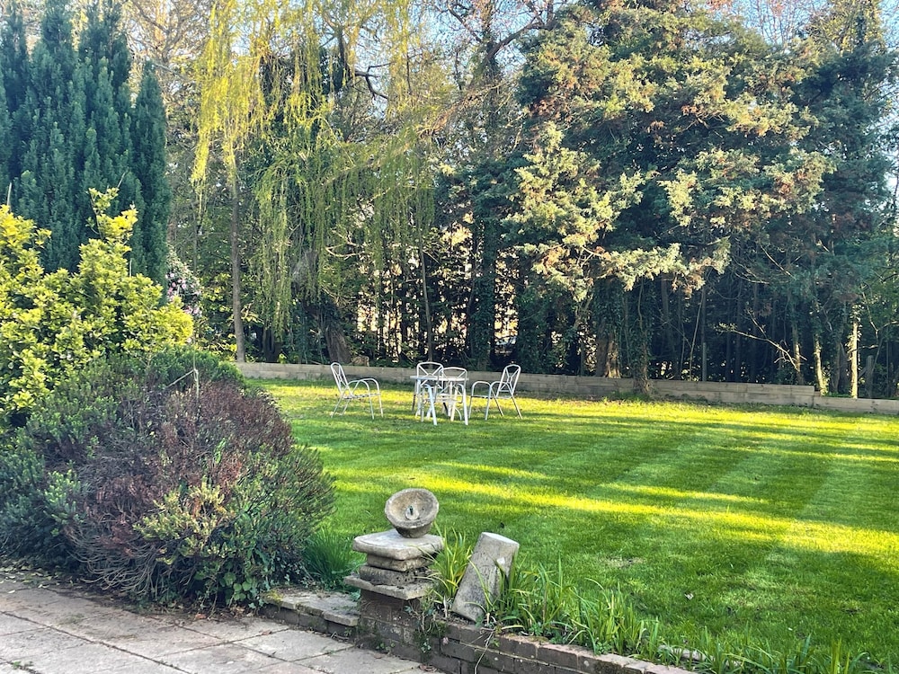 Da Vinci Guest House Gatwick 44/56