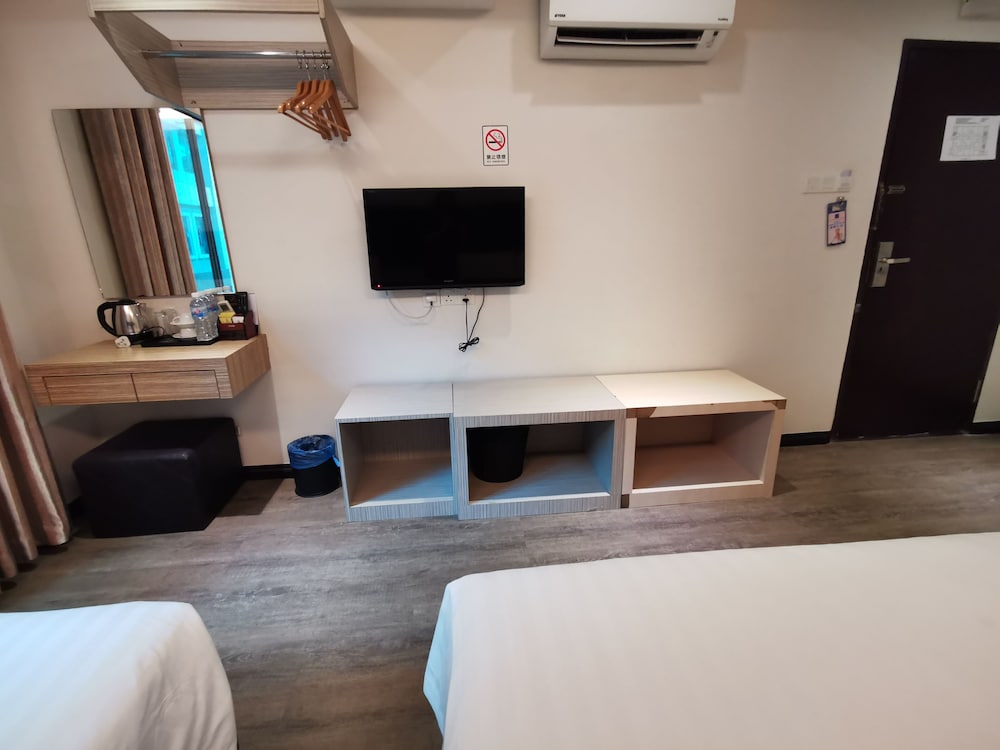 Ease Hotel 22/37