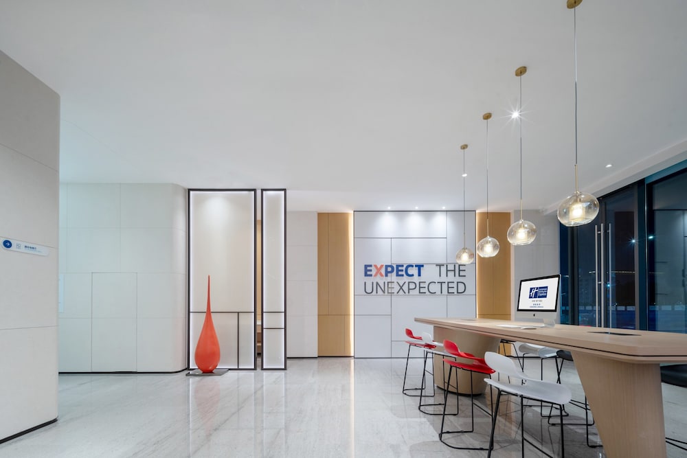 Holiday Inn Express Shenzhen Longhua 10/77