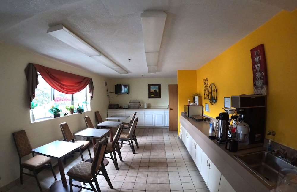 Pleasant stay Inn and Suites Brooklyn 15/18