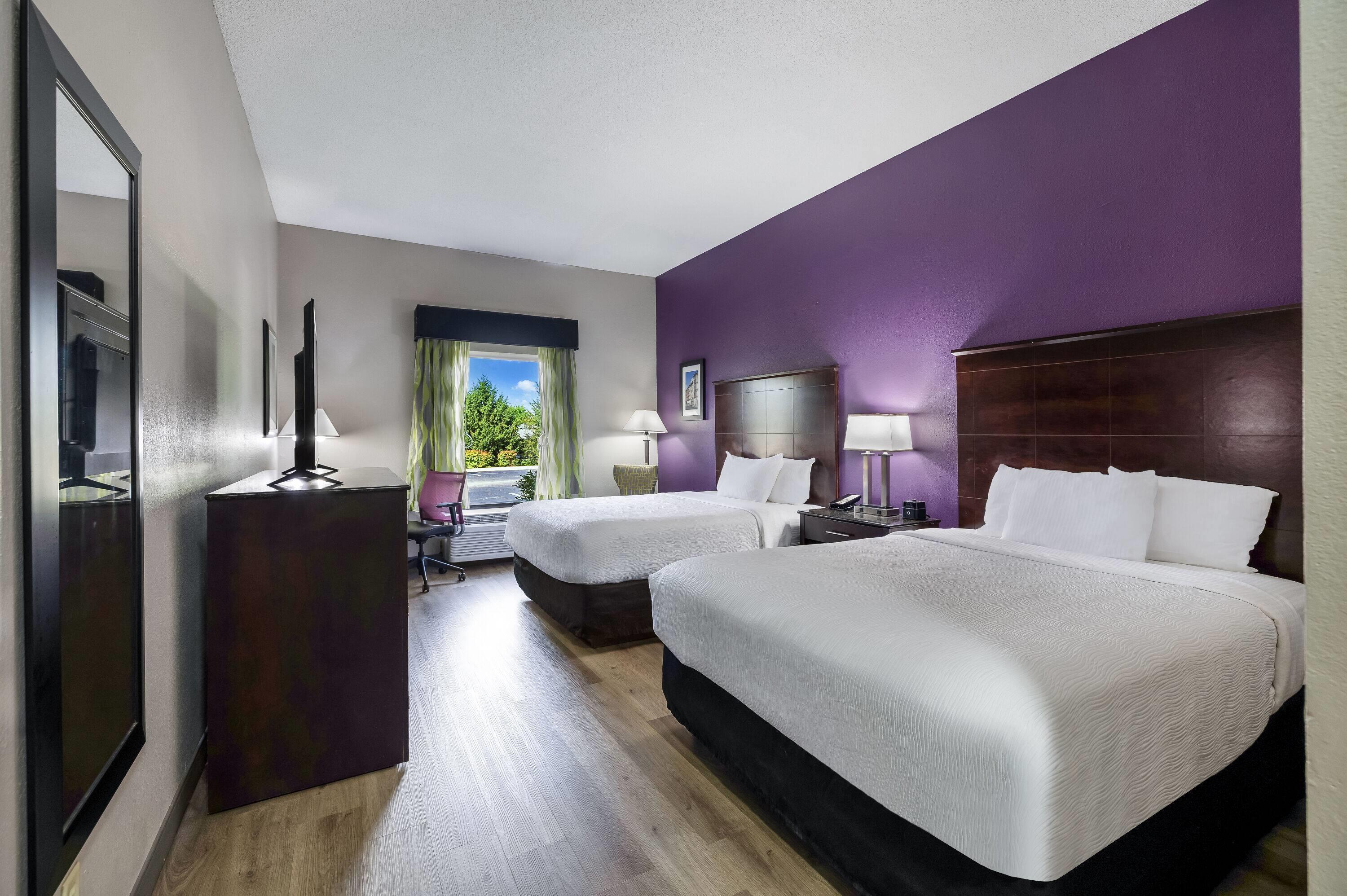 غرفة رباعية بسريرين كوين لذوي الإعاقة، La Quinta Inn & Suites by Wyndham Louisville East 2/6