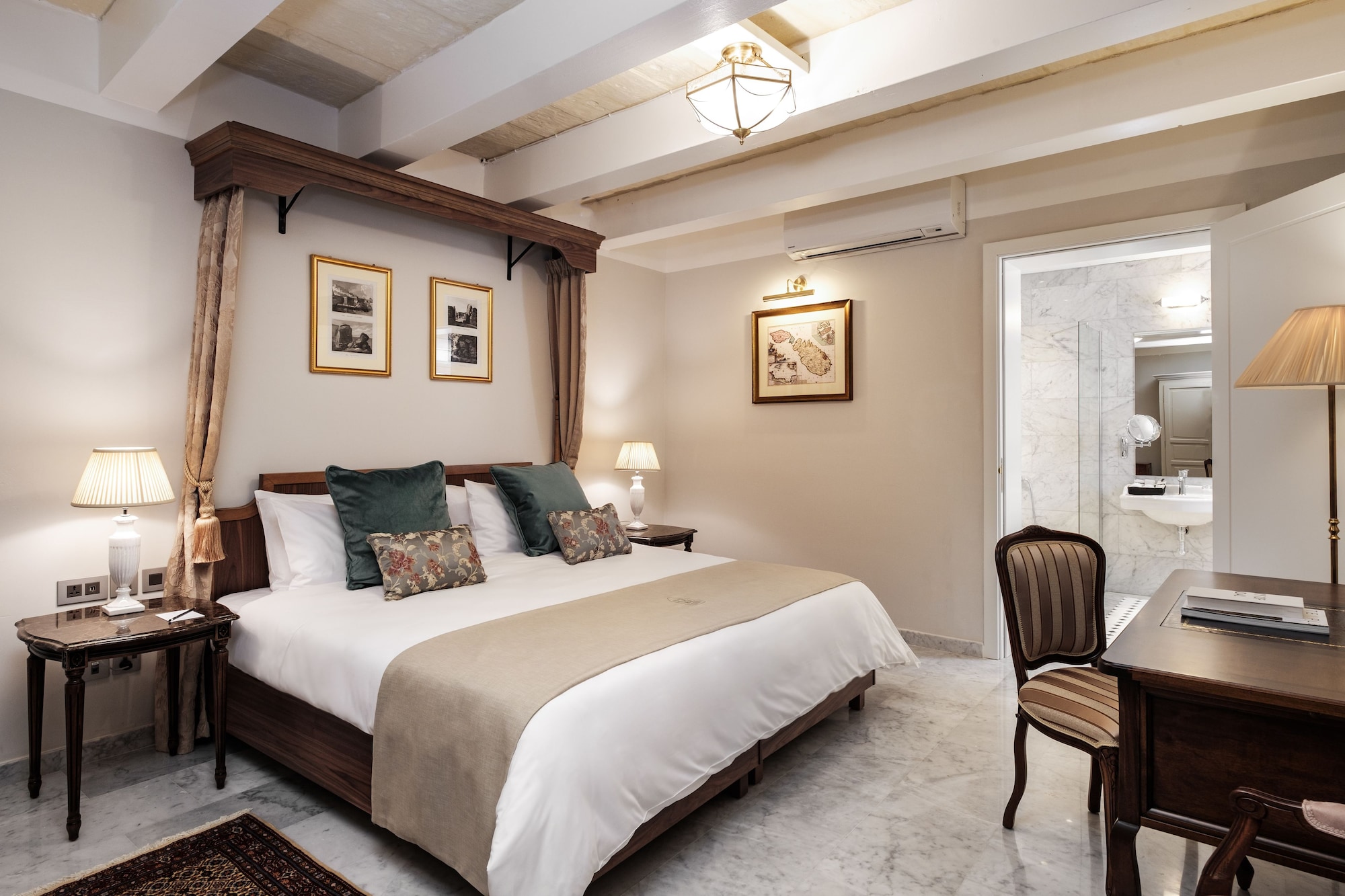 ROOM, DOUBLE OR TWIN BED