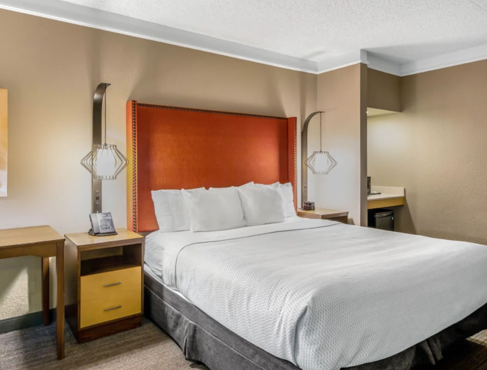 La Quinta Inn & Suites by Wyndham San Francisco Airport N 8/23