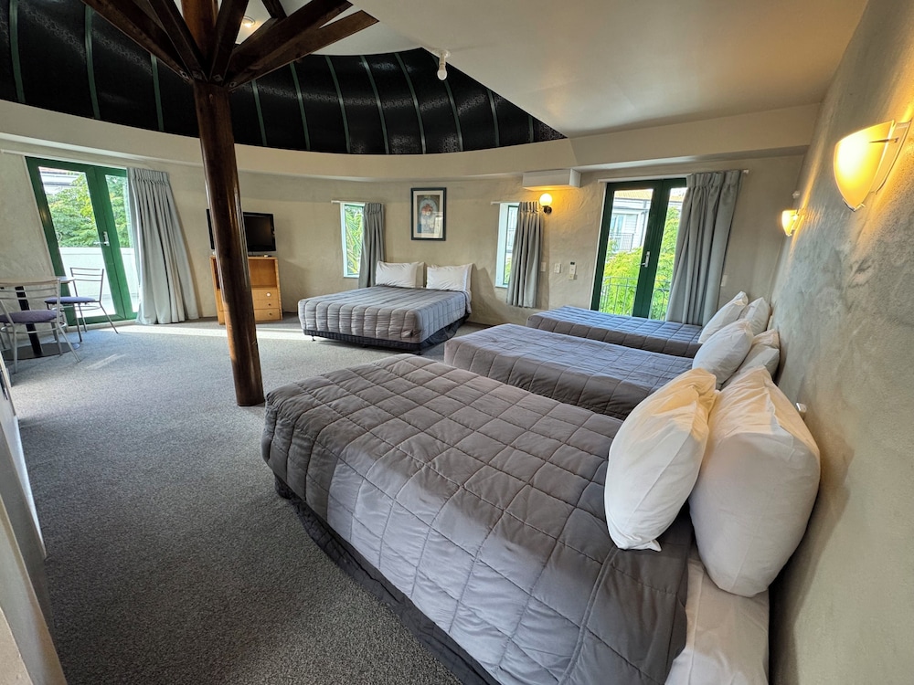 Family, Penthouse, Studio, 1 Queen and 3 Single Beds