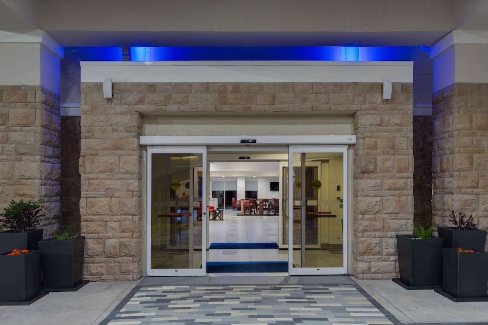 HOLIDAY INN EXPRESS & SUITES FLEMING ISLAND 7/38