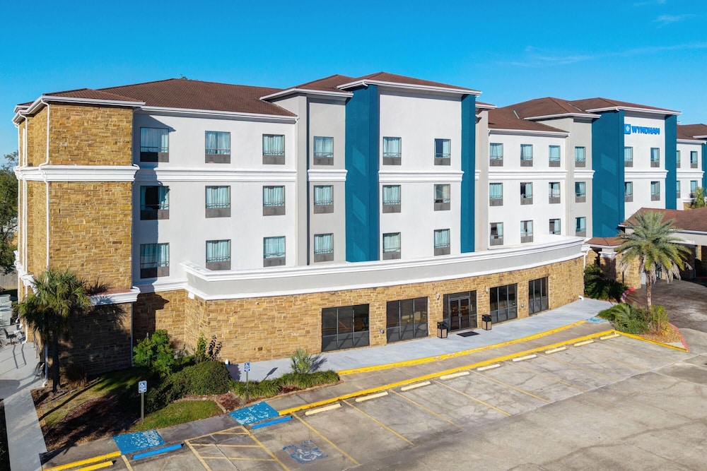 Wyndham Lake Charles 2/49