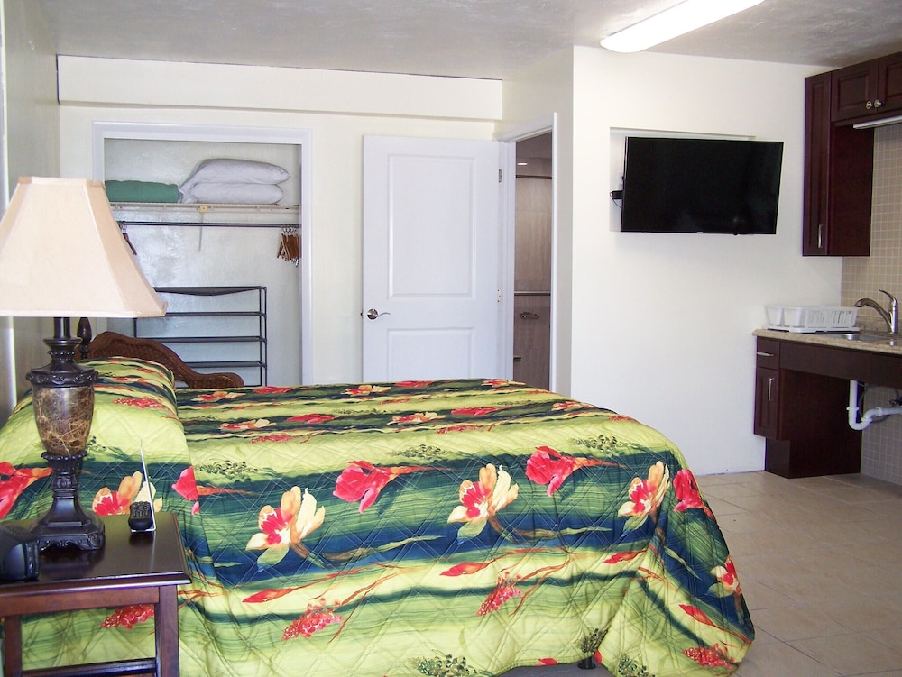 Rock Reef Resort 66/77