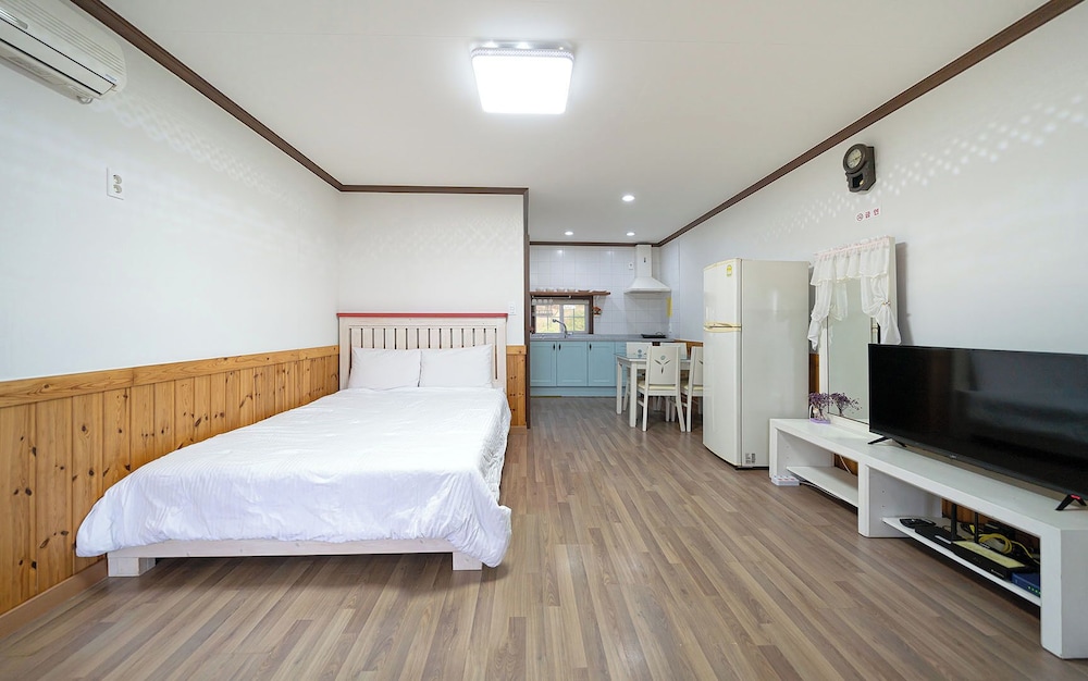 Room, Queen Bed, 12 Pyeong