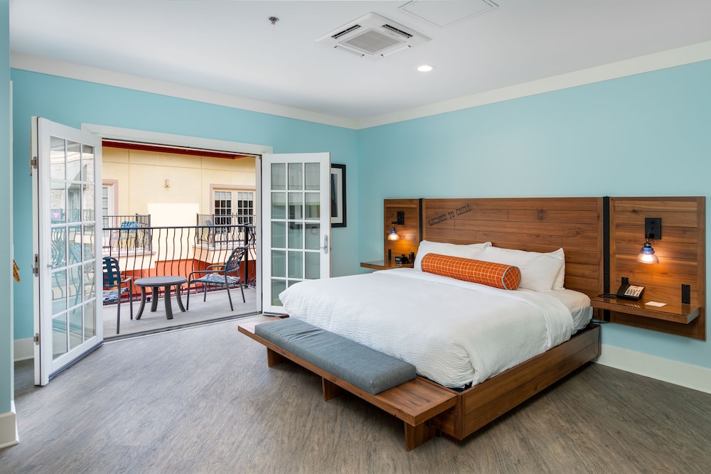 SUITE, KING BED, SOFA