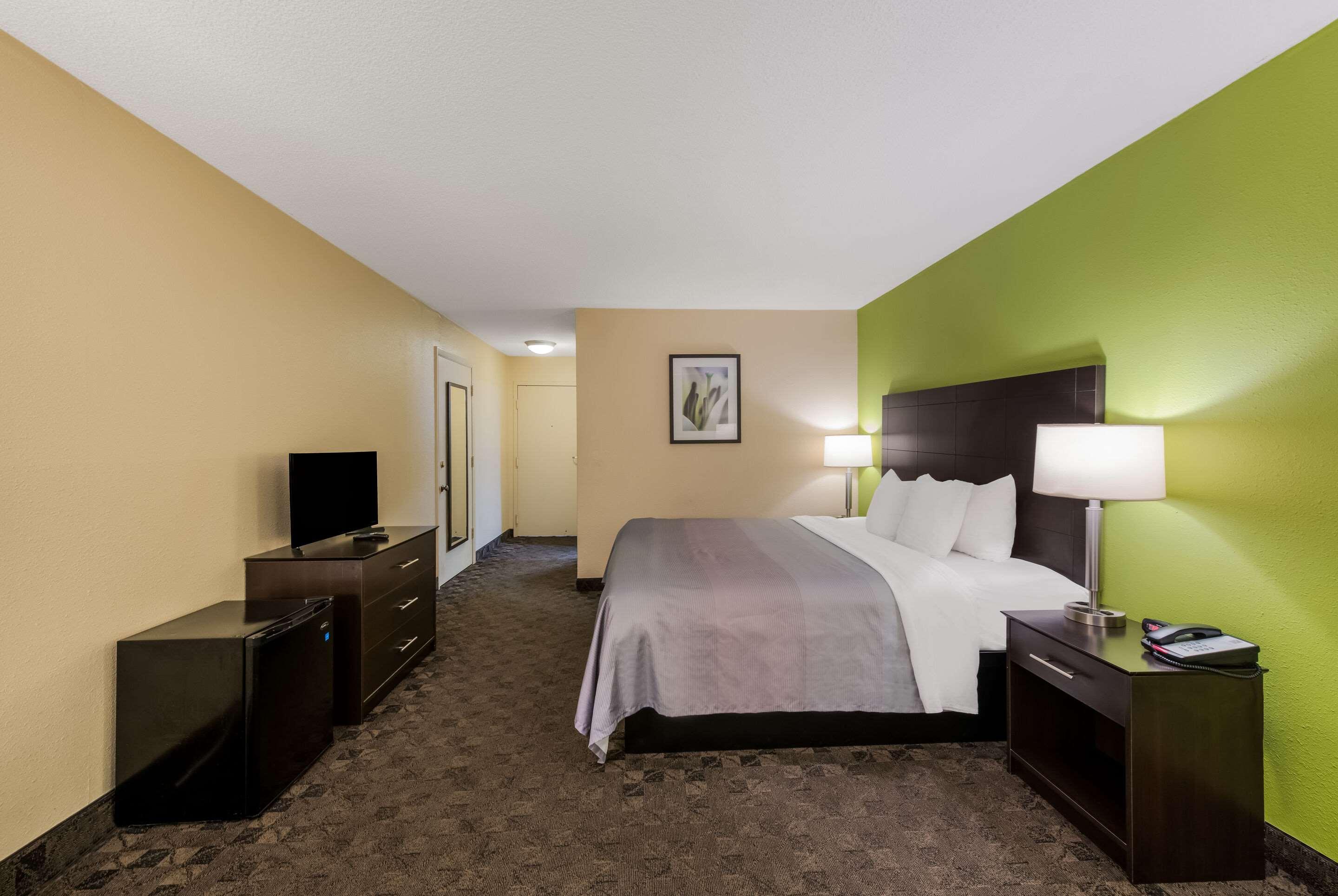 ROOM, QUEEN BED