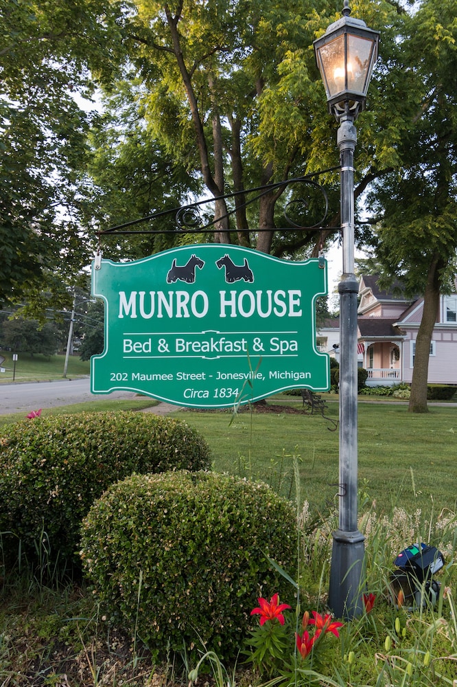Munro House B And B 4/50