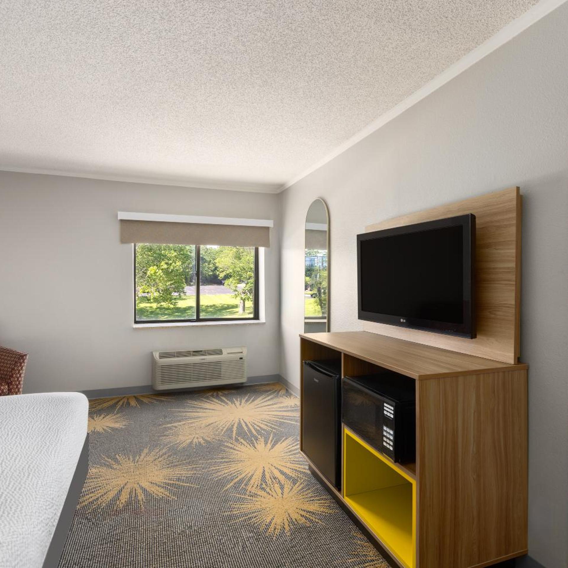 Deluxe, Suite, King Bed, Days Inn & Suites By Wyndham Kansas City South 3/6