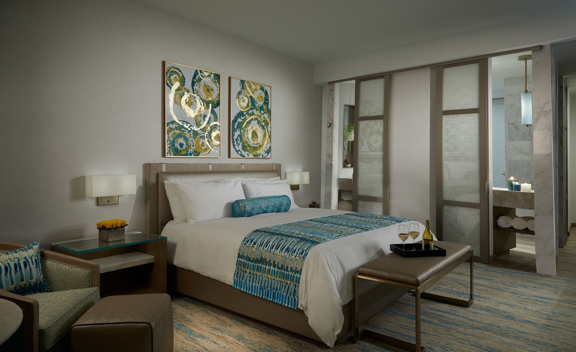 DELUXE, KING BED