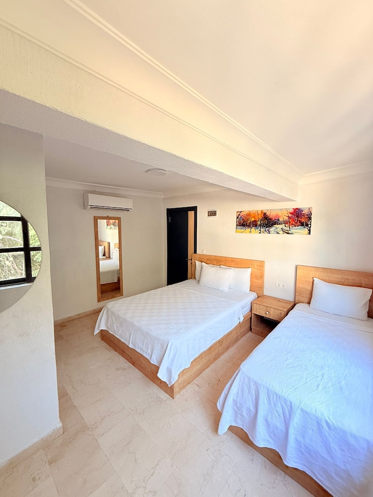 Ados Hotel 14/56