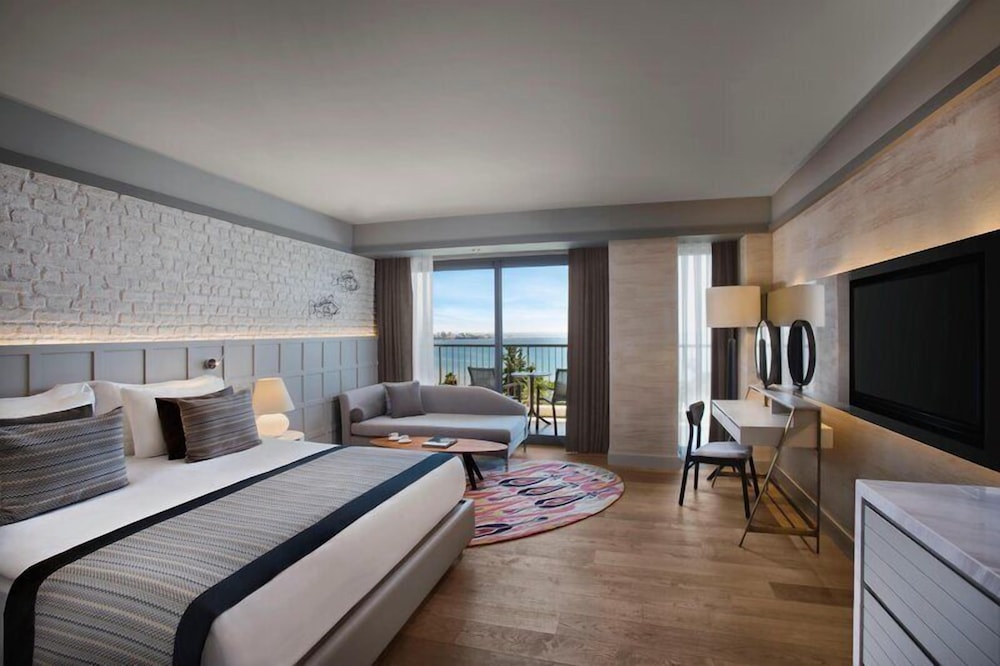 Deluxe, Queen Bed, Sea View