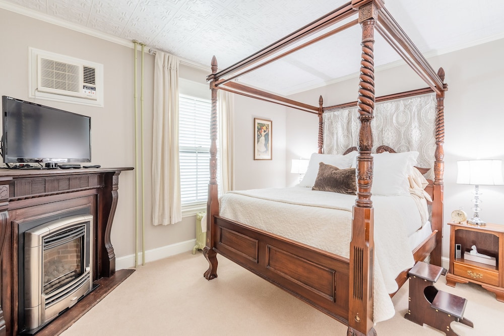 Westbrook Inn Bed and Breakfast 12/74