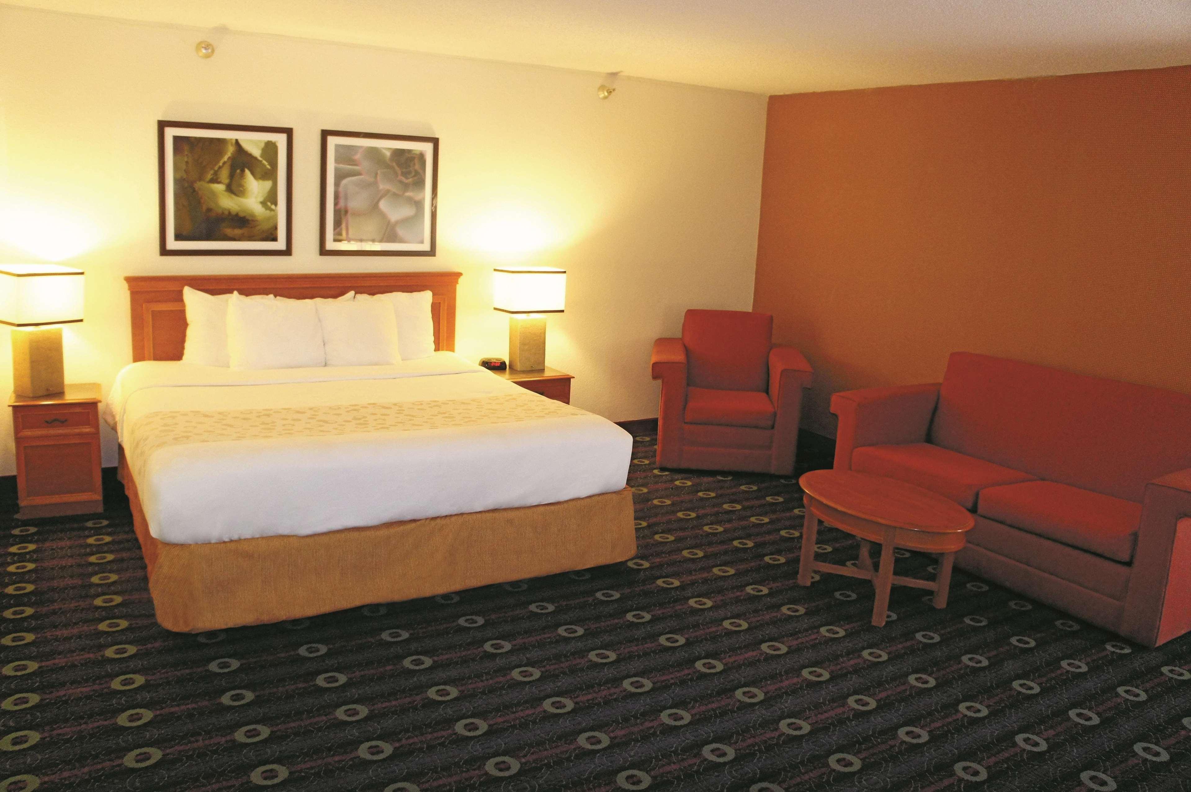 Hotel Kansas City North 6/15