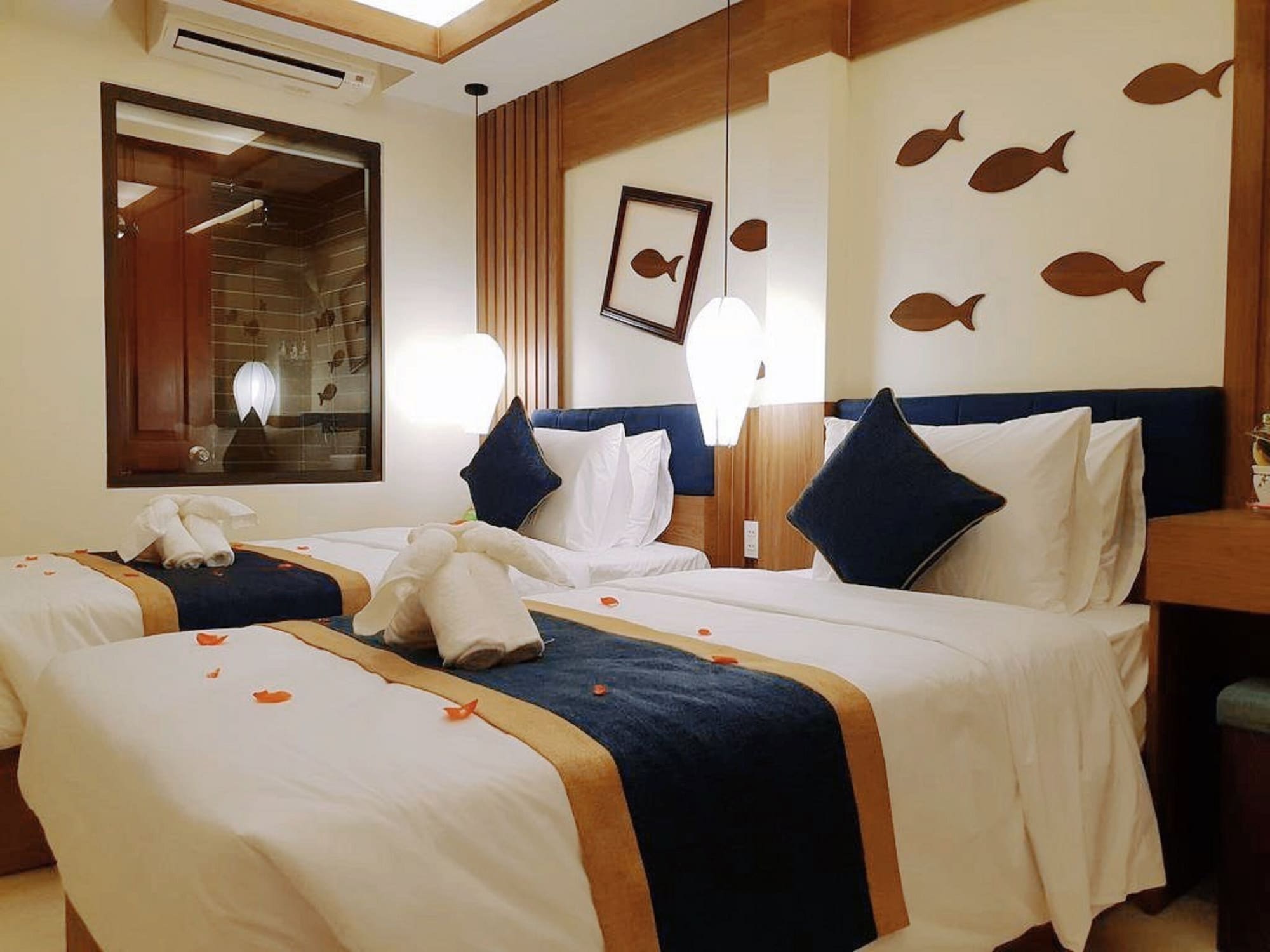 DELUXE, TWIN BEDS, CITY VIEW, BALCONY