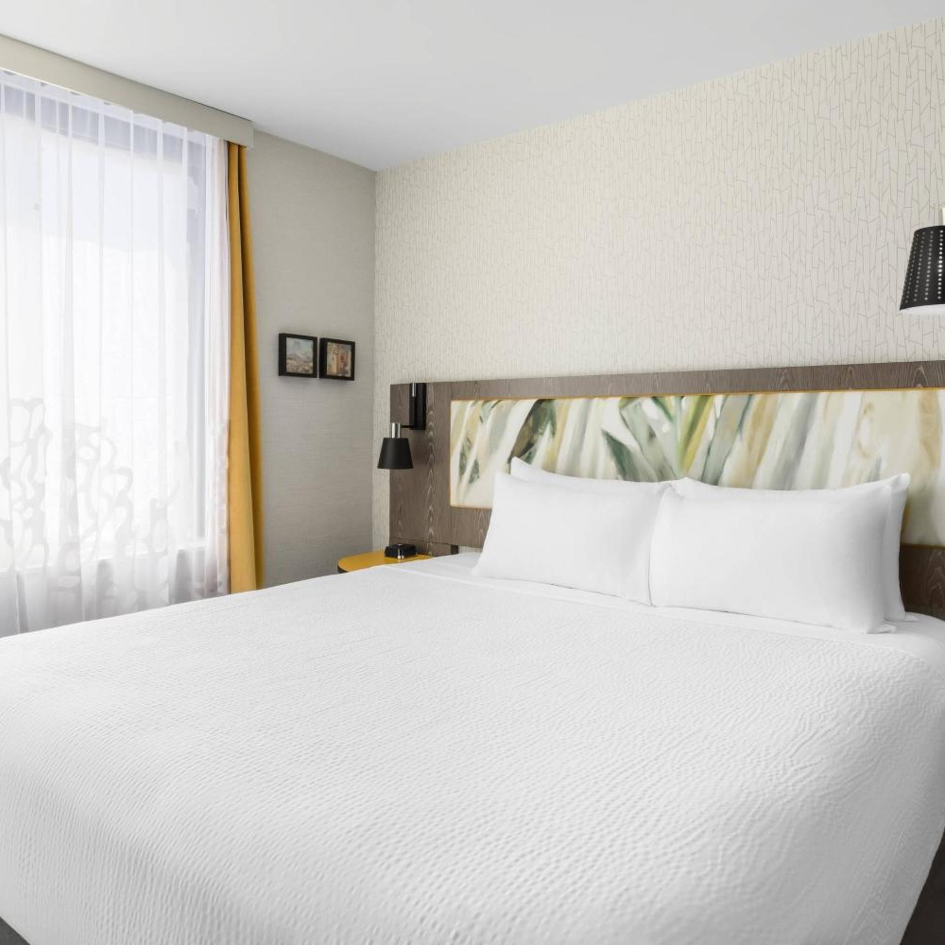 Studio, King Bed, Partial City View, Kitchenette, Accessible