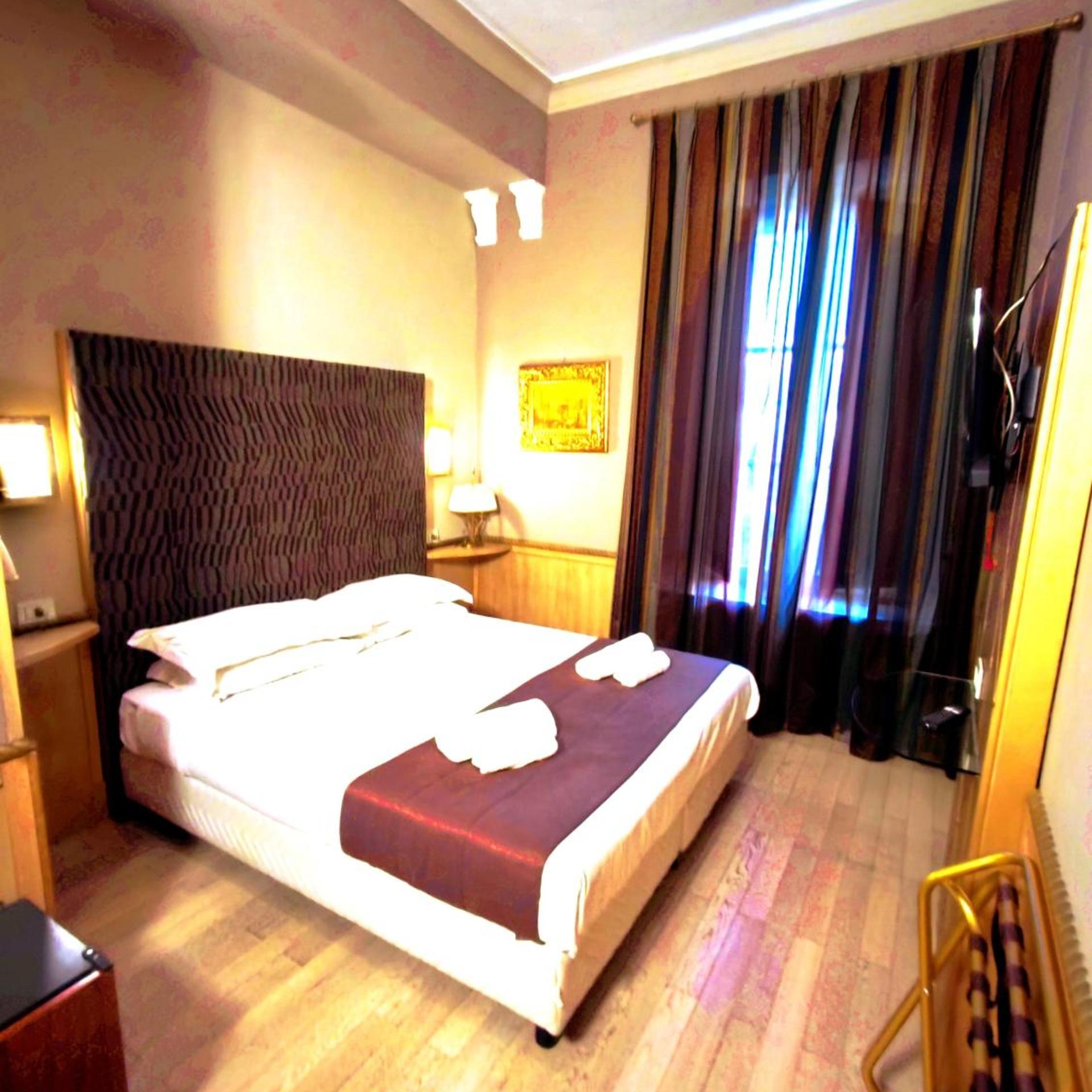 SUPERIOR, DOUBLE OR TWIN BED