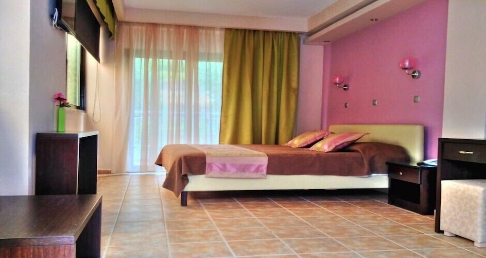 Maranton Beach Hotel 4/55