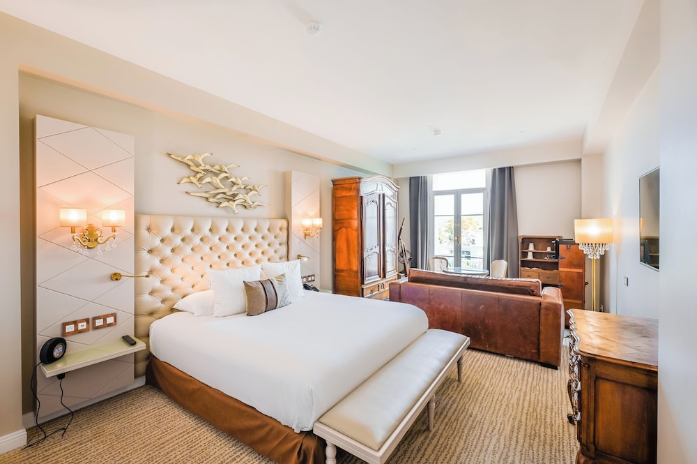 Riviera, Suite, 2 King Beds, Partial Sea View، GRAND HOTEL DES SABLETTES PLAGE, CURIO COLLECTION BY HILTON 4/9