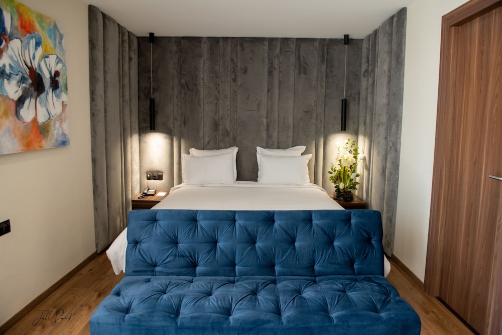 JUNIOR SUITE, KING BED, SOFA