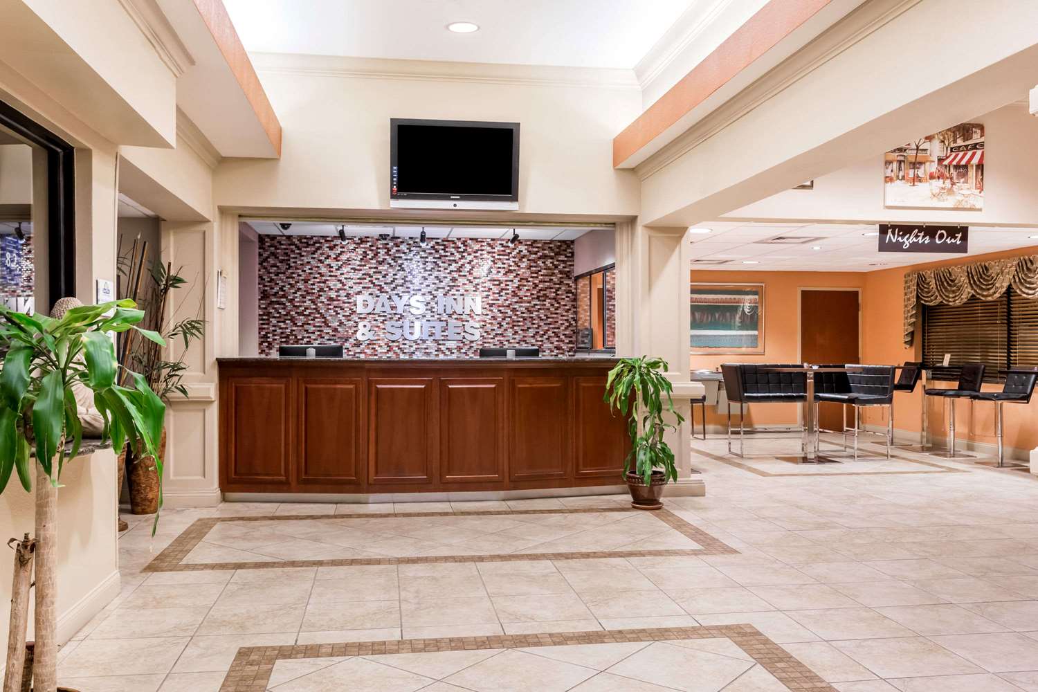 Days Inn & Suites by Wyndham Lakeland 17/85