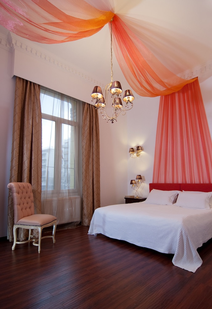DELUXE, DOUBLE OR TWIN BED
