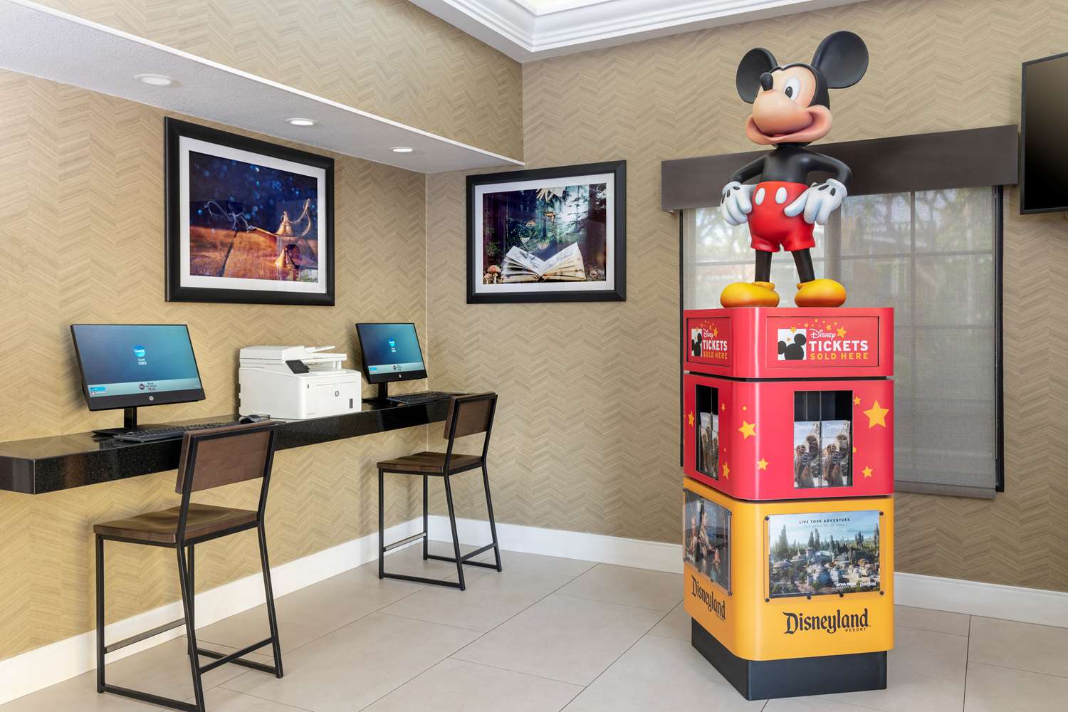 Best Western Plus Raffles Inn & Suites 24/34