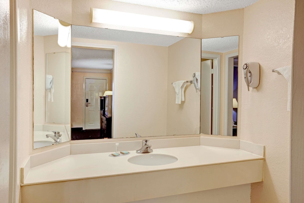 Travelodge by Wyndham North Richland Hills/Dallas/Ft Worth 13/23