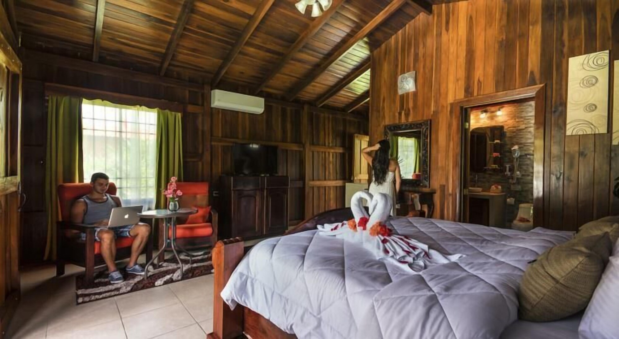 ROMANTIC, CABIN, KING BED