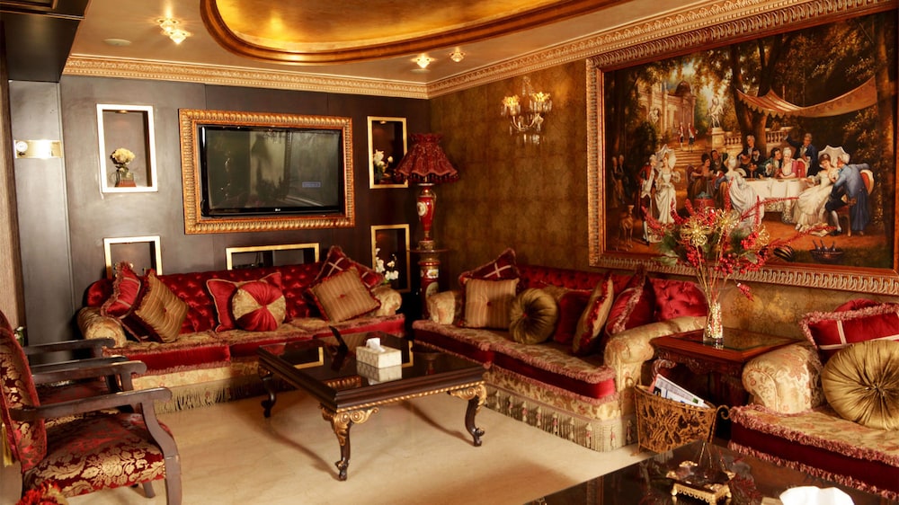 QUEENS SUITE HOTEL 38/61