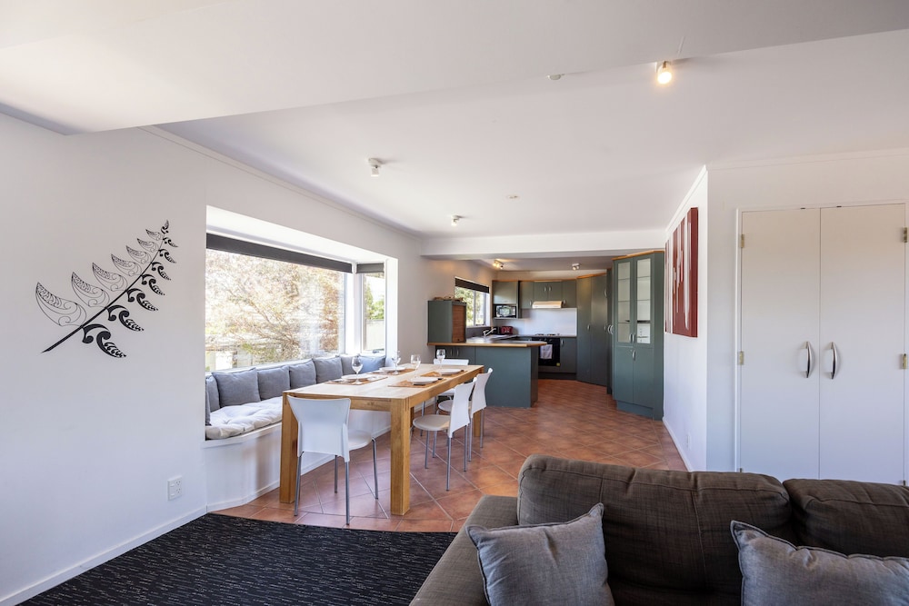 Haka House Taupo 33/50