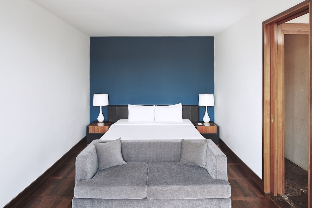 ROYAL, SUITE