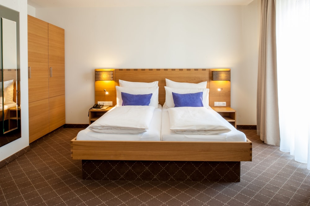 SUPERIOR, QUEEN BED