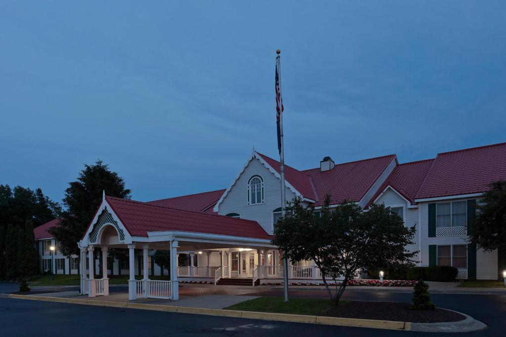 Country Inn & Suites by Radisson Holland, MI 3/42