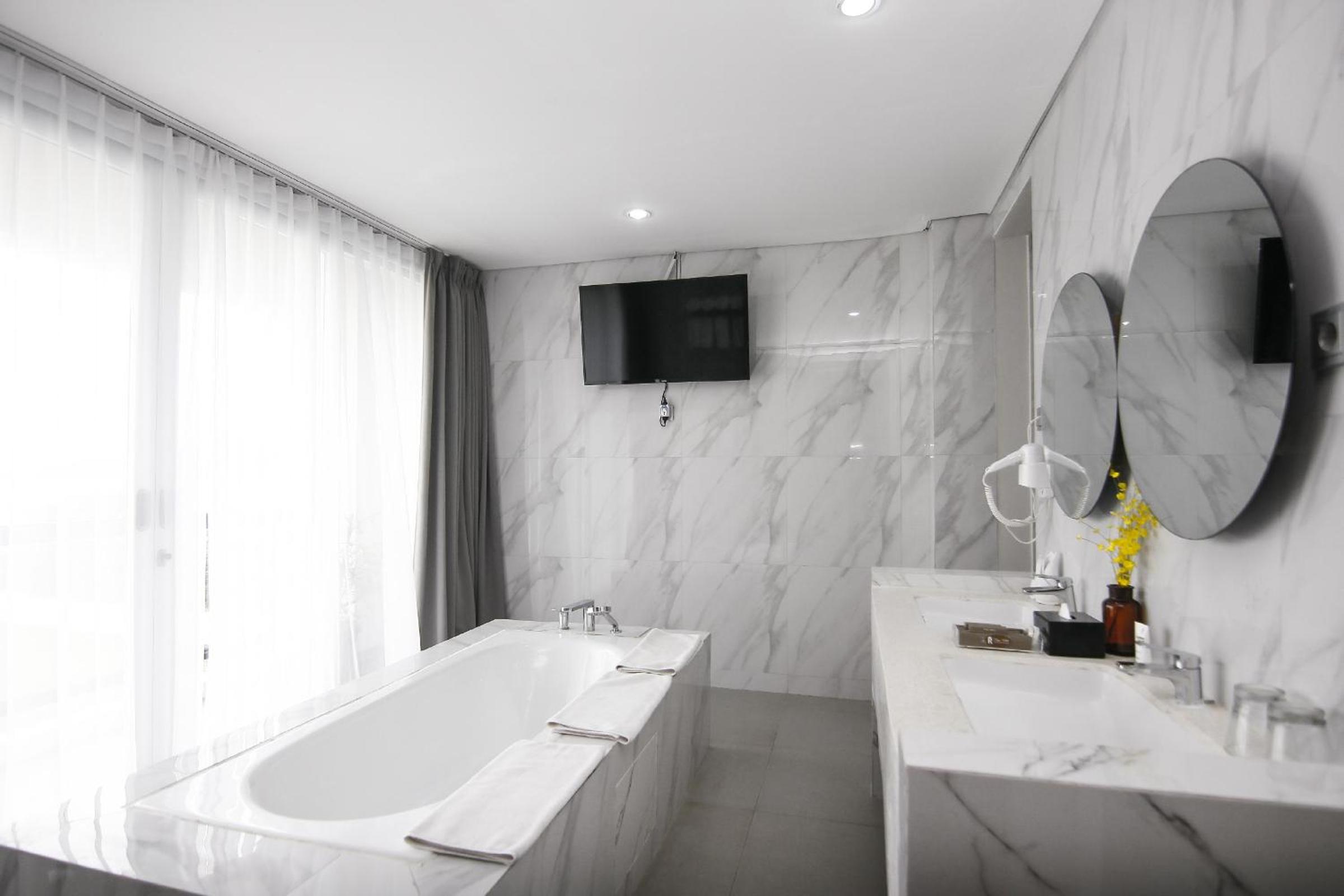 جناح تنفيذي، Raja Hotel Kuta Mandalika Resort & Convention 7/10