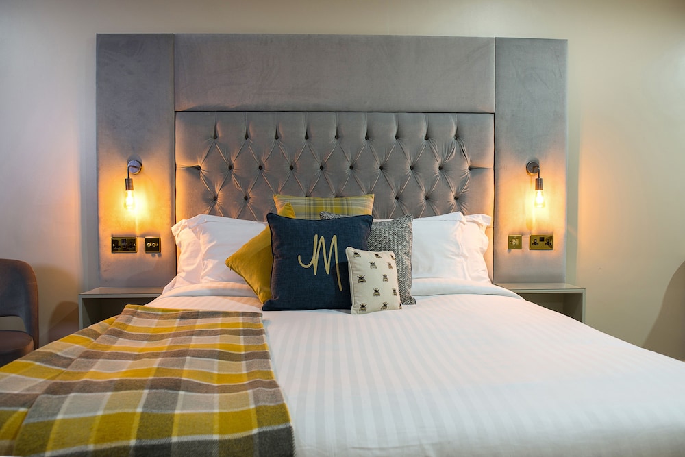 Royal, Basement, Suite, King Bed, Sofa