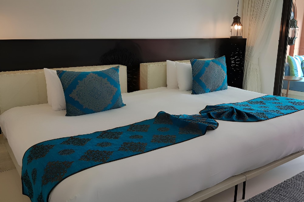 FOUNTAIN POOL, FAMILY SUITE, KING BED